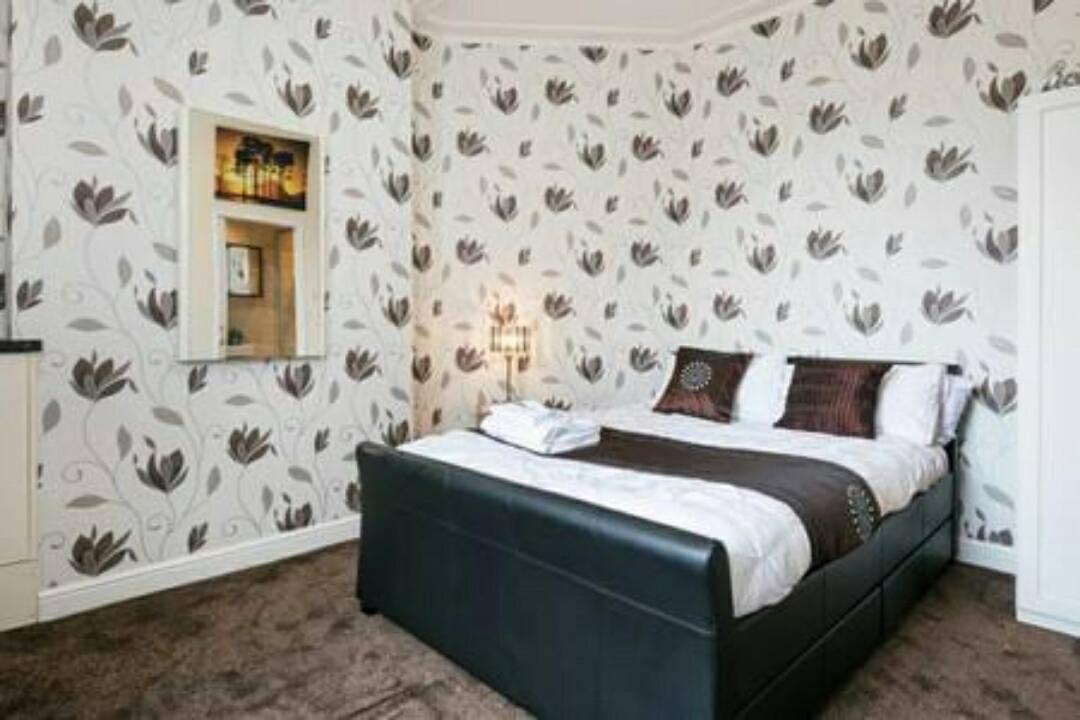 Knutsford House Holidays Manchester Exterior photo